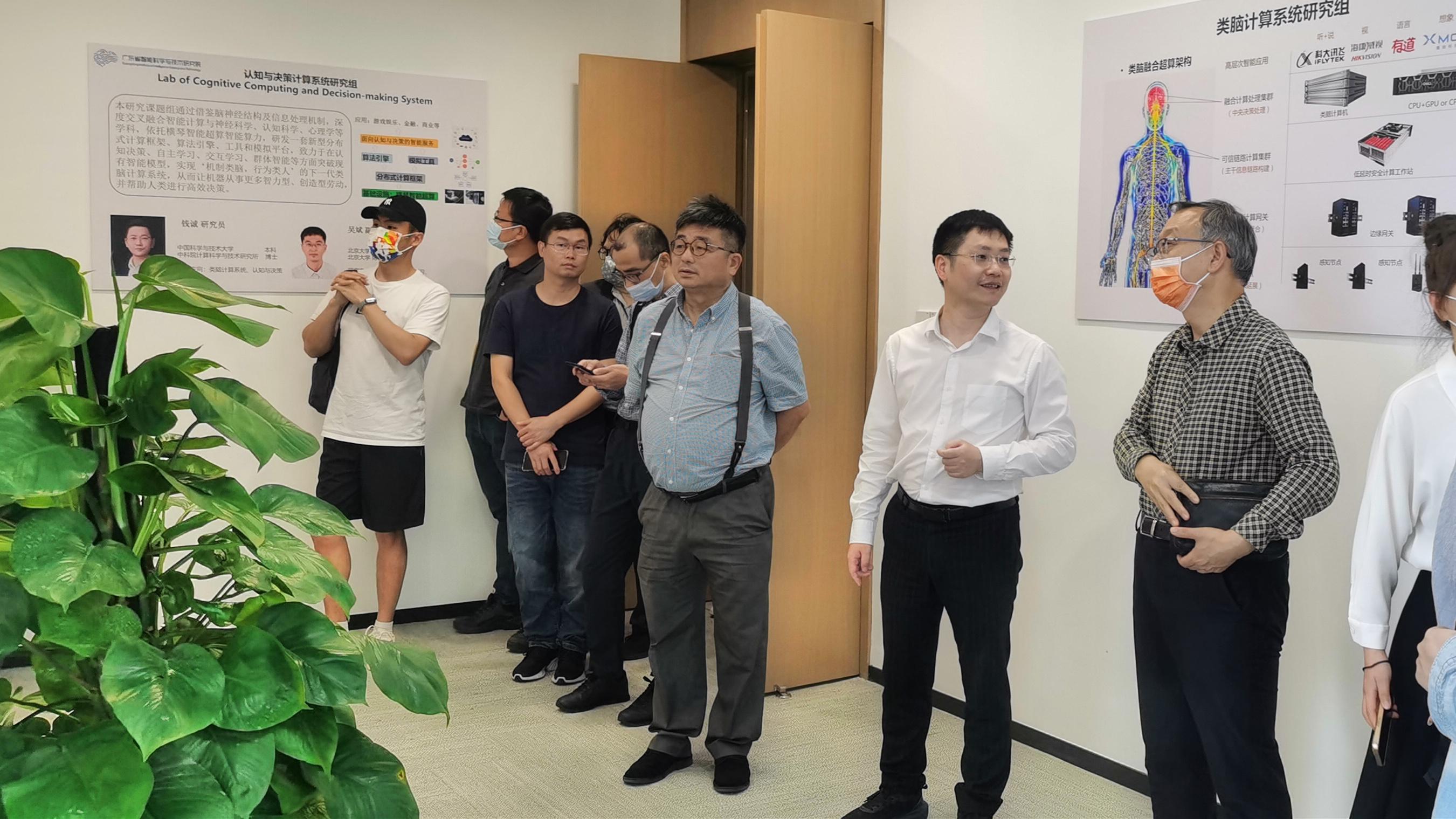 澳科大藥學(xué)院院長朱依諄教授及計(jì)算機(jī)科學(xué)與工程學(xué)院助理院長李建慶教授率隊(duì)來訪